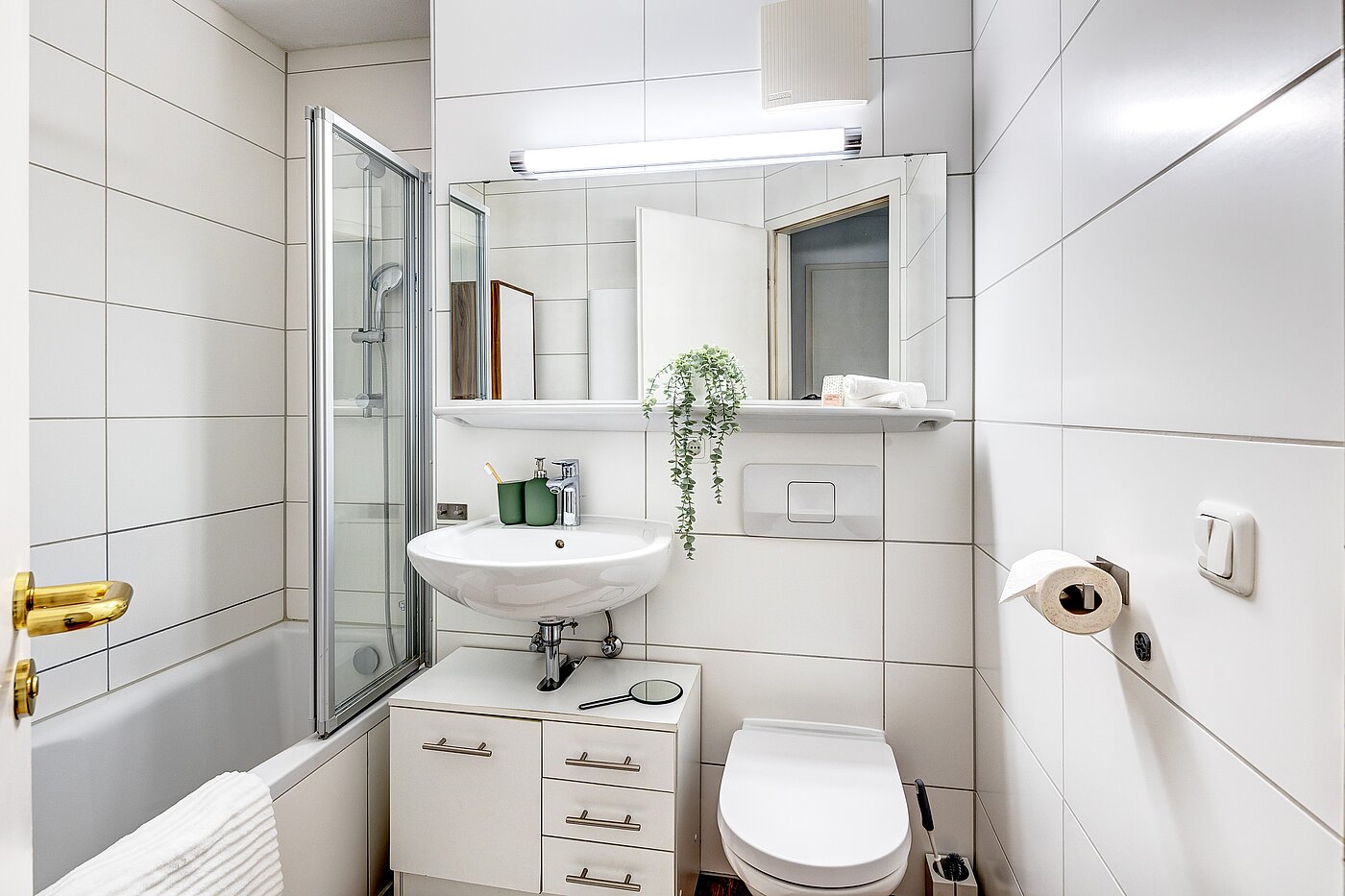 Apartamento de 2 habitaciones | München-Schwabing | 2205ML71 | Das Wannenbad, deckenhoch gefliest...