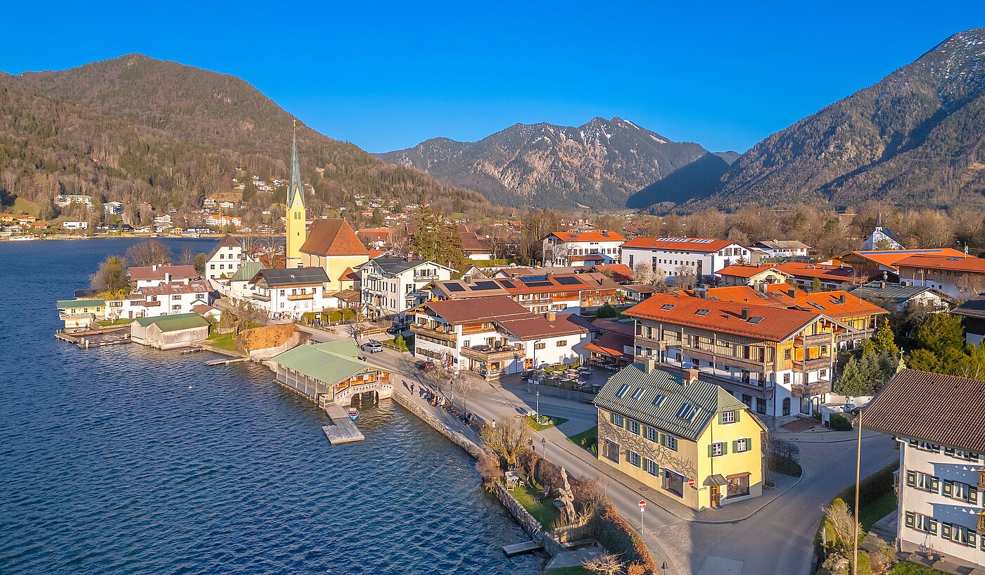 Mehrfamilienhaus de 11 habitaciones | Rottach-Egern | 70215 | Luftaufnahme Richtung Seestraße