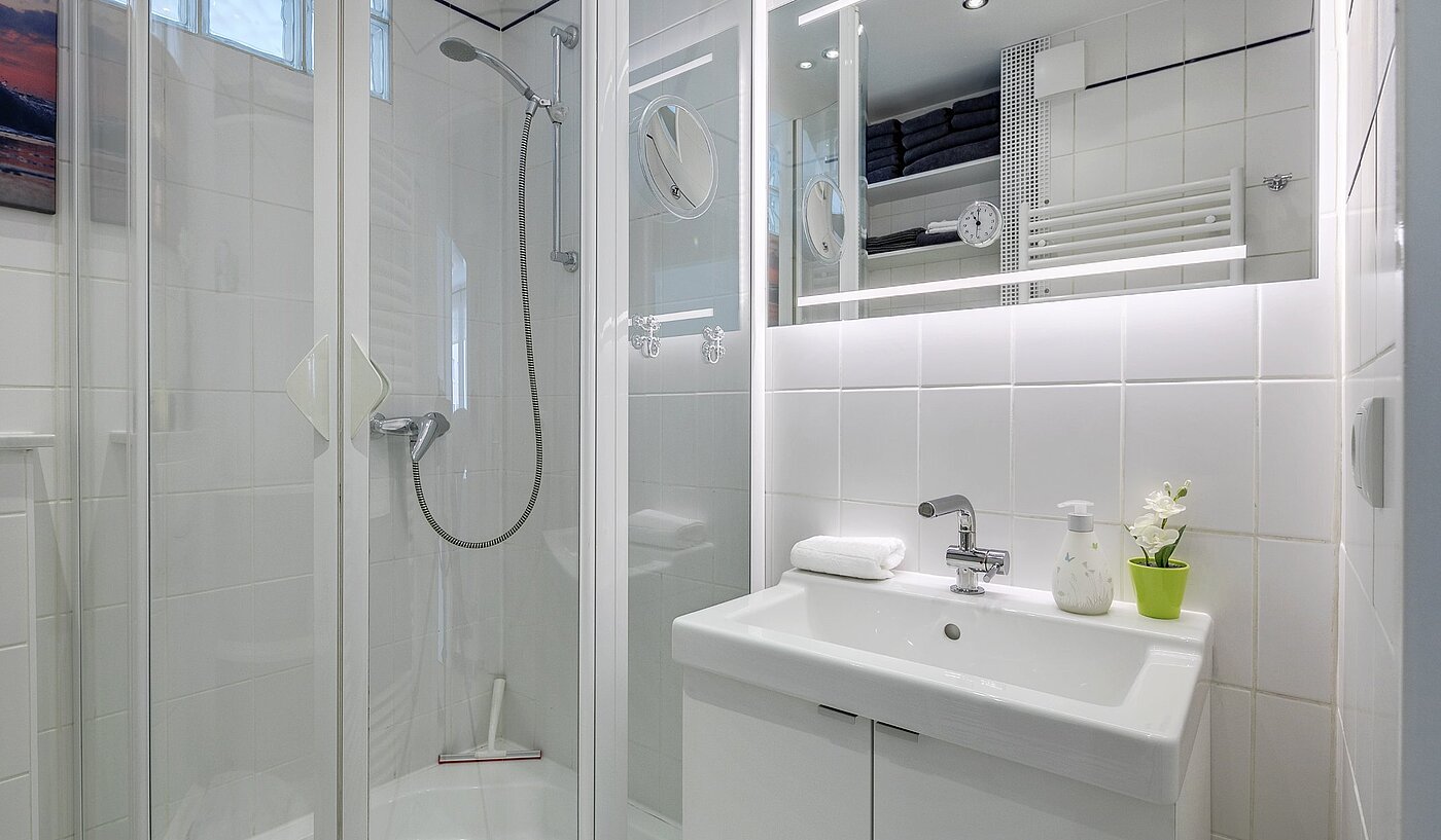 Apartamento de 1 habitación | München-Maxvorstadt | 2106ML3 | ...Waschtisch mit Spiegel