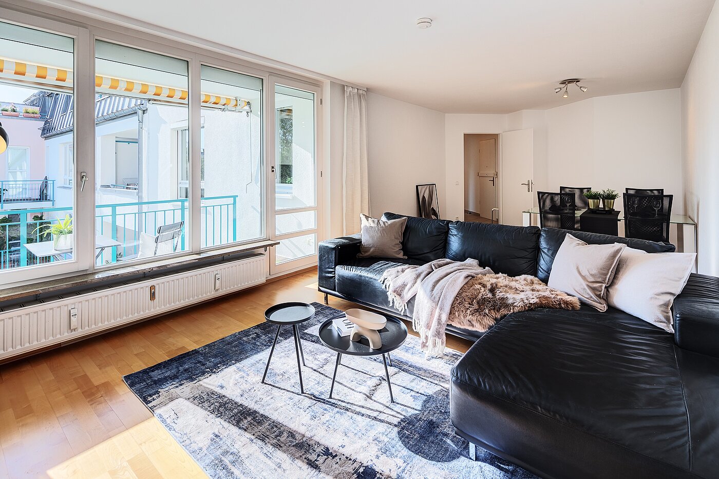 Apartamento de 3 habitaciones | München-Oberföhring | 70246 | Großzügiges Wohnzimmer mit Zugang zur Loggia