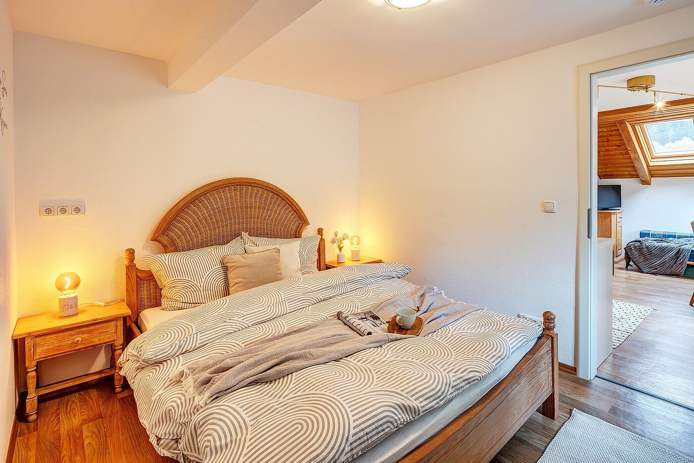 Piso ático de 2 habitaciones | Bad Wiessee | 70017 | ...mit großzügigem Bett...