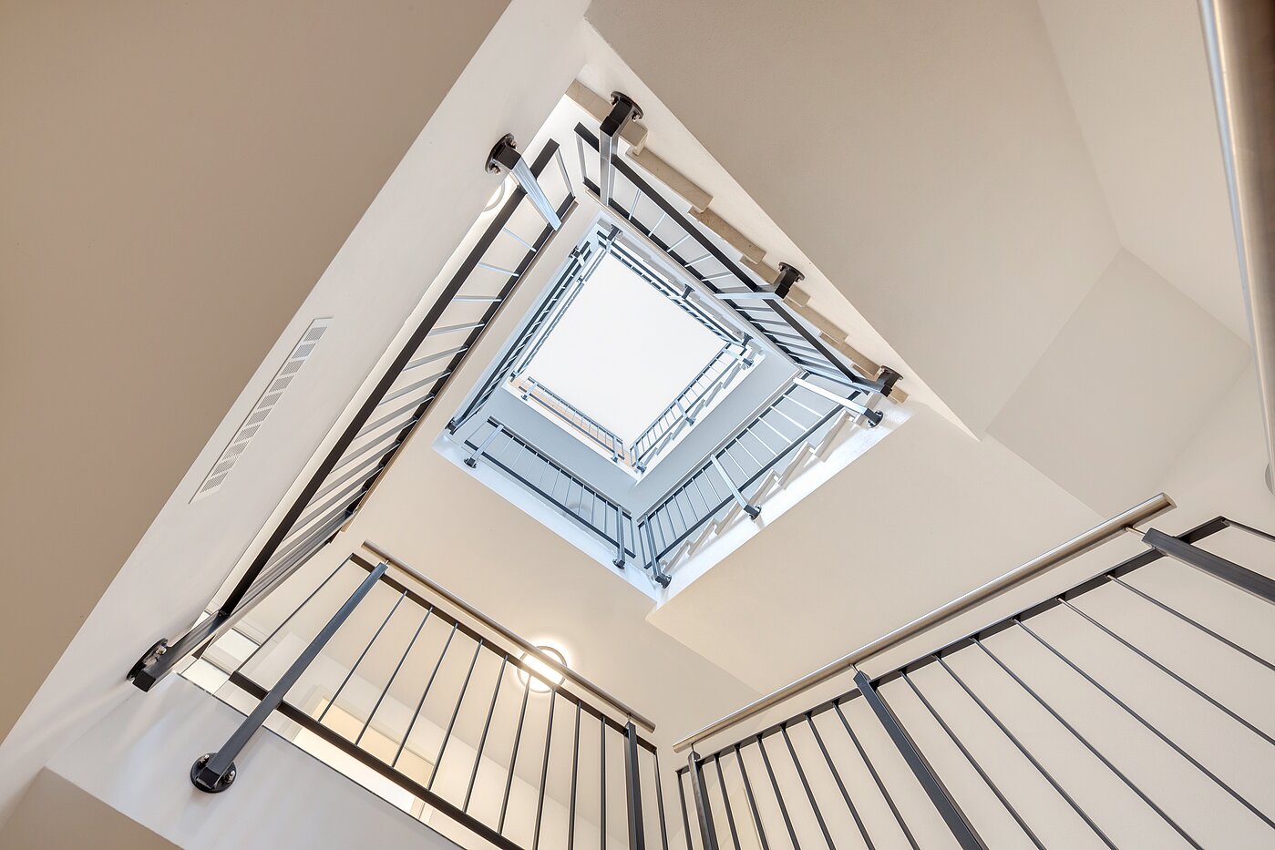 Propiedad especial de 8 habitaciones | 70406 | Treppenhaus Gewerbe