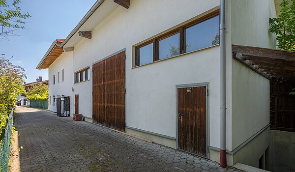 Propiedad especial de 8 habitaciones | 70406 | Eingang Halle und Keller-Halle