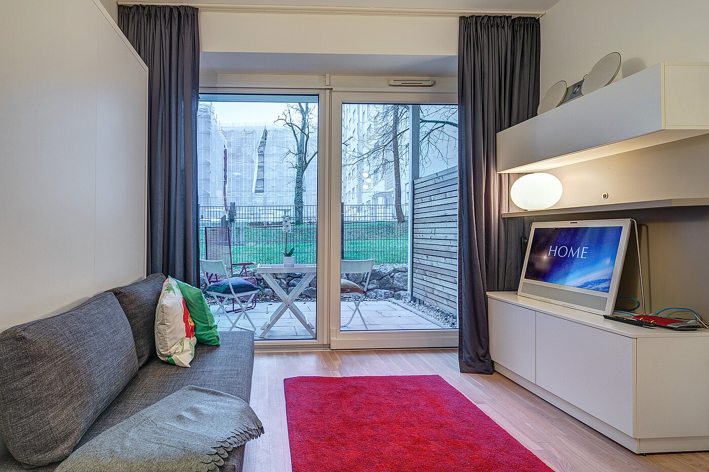 Piso en planta baja de 1 habitación | München-Bogenhausen | 2301ML3 | Wohnbereich mit großen Fenstern