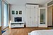 TV und Kleiderschrank