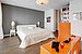 Großzügiges Schlafzimmer