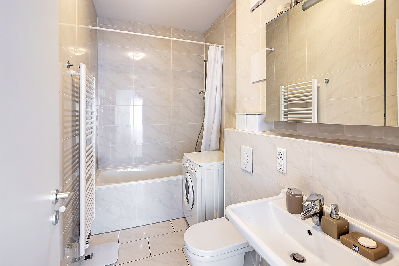 Apartamento de 2 habitaciones | München-Schwabing | 70153 | Bad mit Badewanne...