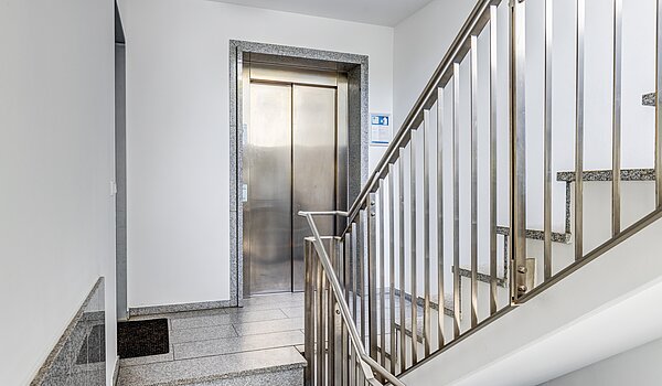 Apartamento de 3 habitaciones | München-Neuhausen | 70489 | Edles Treppenhaus