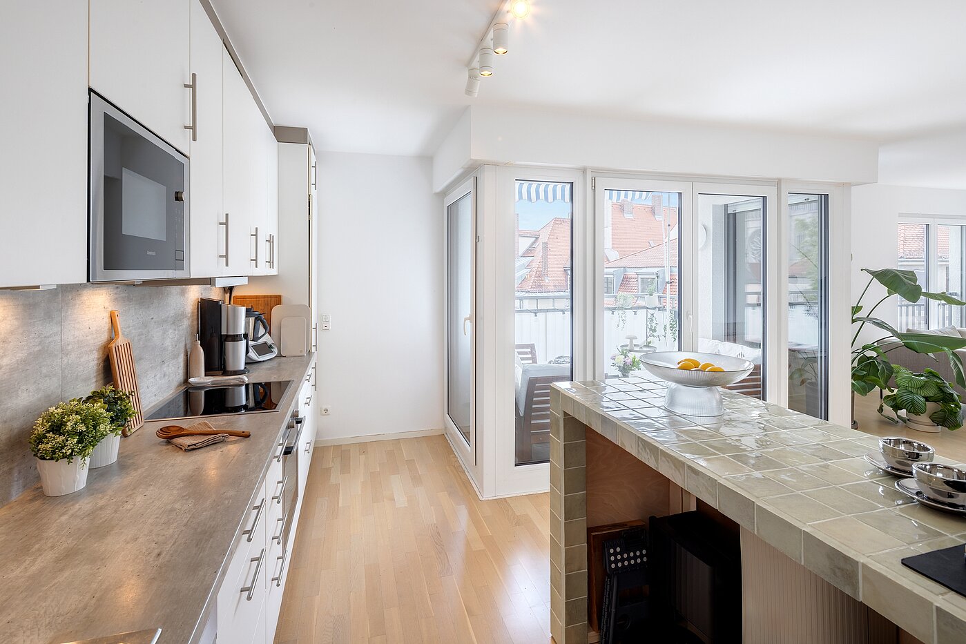 Apartamento de 3 habitaciones | München-Ludwigsvorstadt | 70488 | ...und Theke, sowie...