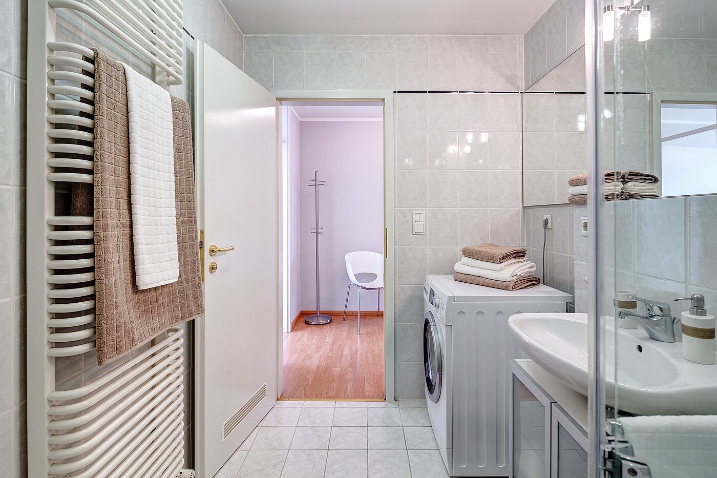 Apartamento de 2 habitaciones | München-Schwabing | 70102 | Handtuchheizkörper und Wasch-Trockner