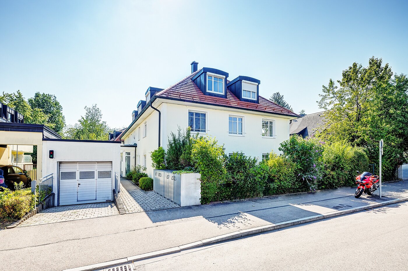 Apartamento de 3 habitaciones | München-Ramersdorf | 2206ML4 | Außenansicht mit TG-Einfahrt