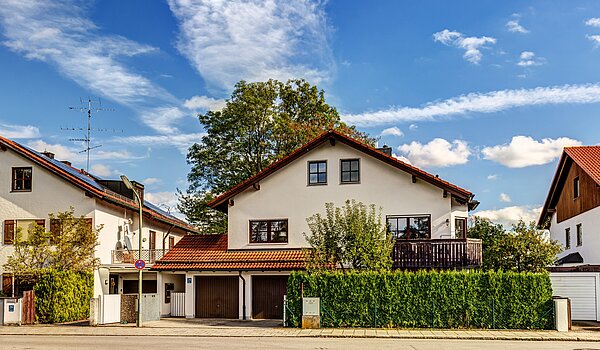 Apartamento de 3 habitaciones | München-Trudering | 70481 | Außenansicht mit Garage
