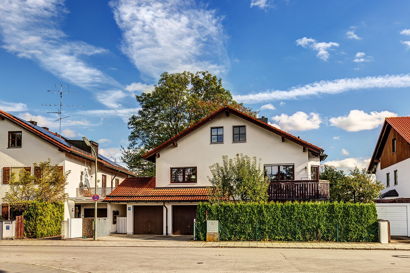 Apartamento de 3 habitaciones | München-Trudering | 70481 | Außenansicht mit Garage