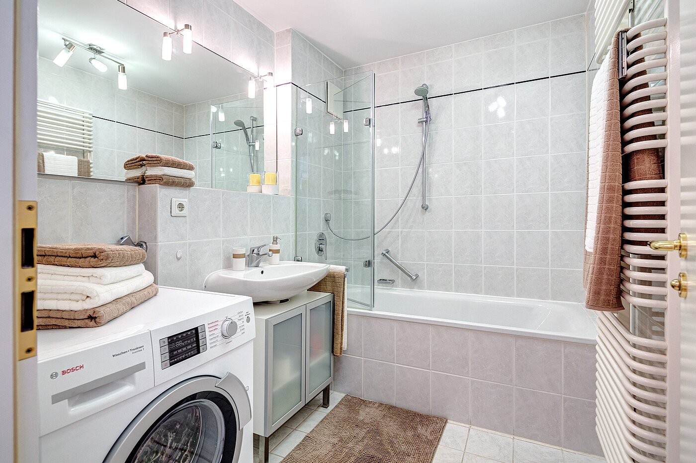 Apartamento de 2 habitaciones | München-Schwabing | 70102 | Bad mit Badewanne...