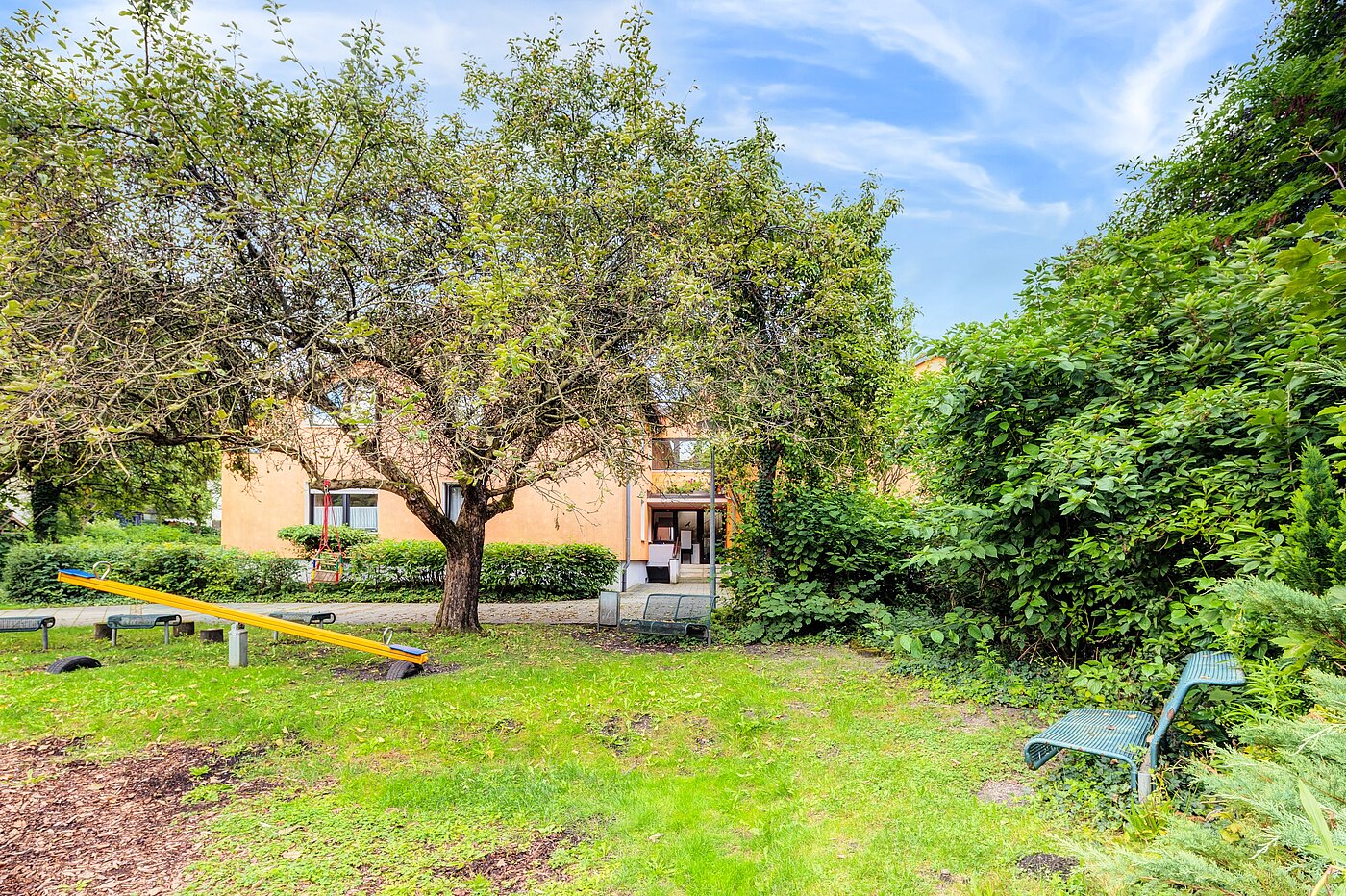Piso ático de 3 habitaciones | Karlsfeld | 70217 | Vor dem Haus viel...