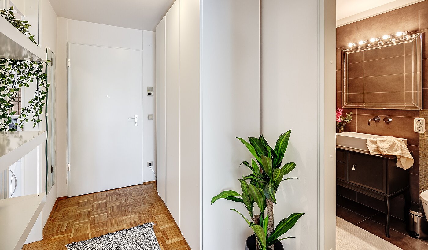 Apartamento de 1.5 habitaciones | München-Bogenhausen | 2203ML2 | Blick zur Eingangstür und zum Bad