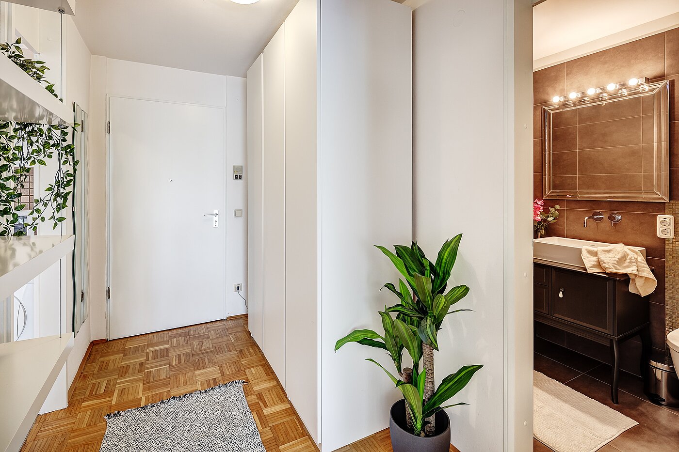 Apartamento de 1.5 habitaciones | München-Bogenhausen | 2203ML2 | Blick zur Eingangstür und zum Bad