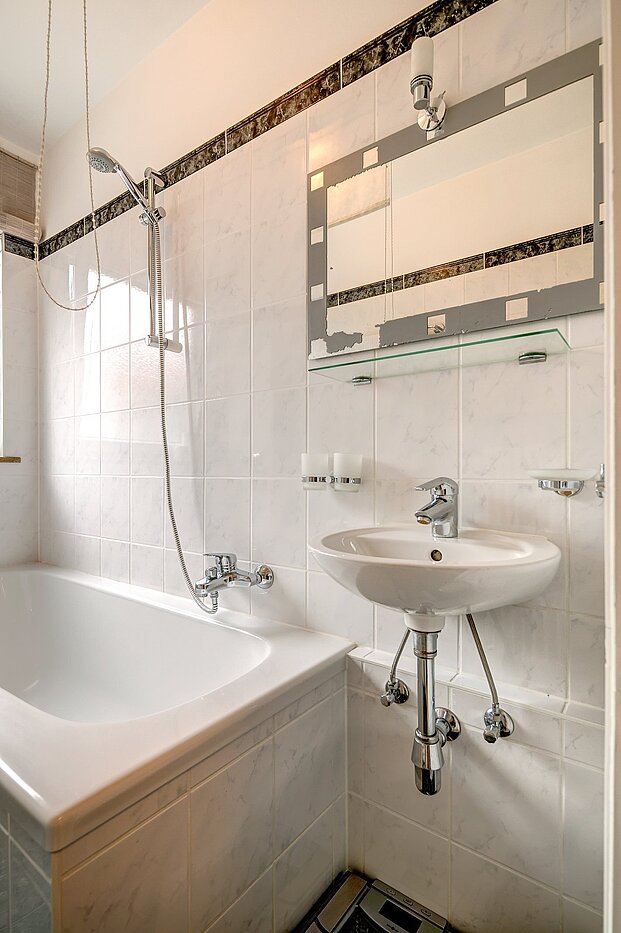 Apartamento de 1 habitación | München-Schwabing | 2106ML1 | ...Wannenbad mit Fenster