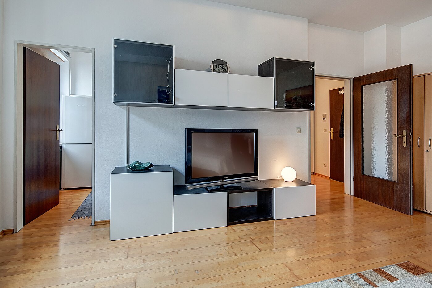 Apartamento de 1 habitación | München-Schwabing | 2111ML3 | Anbauwand mit Flatscreen