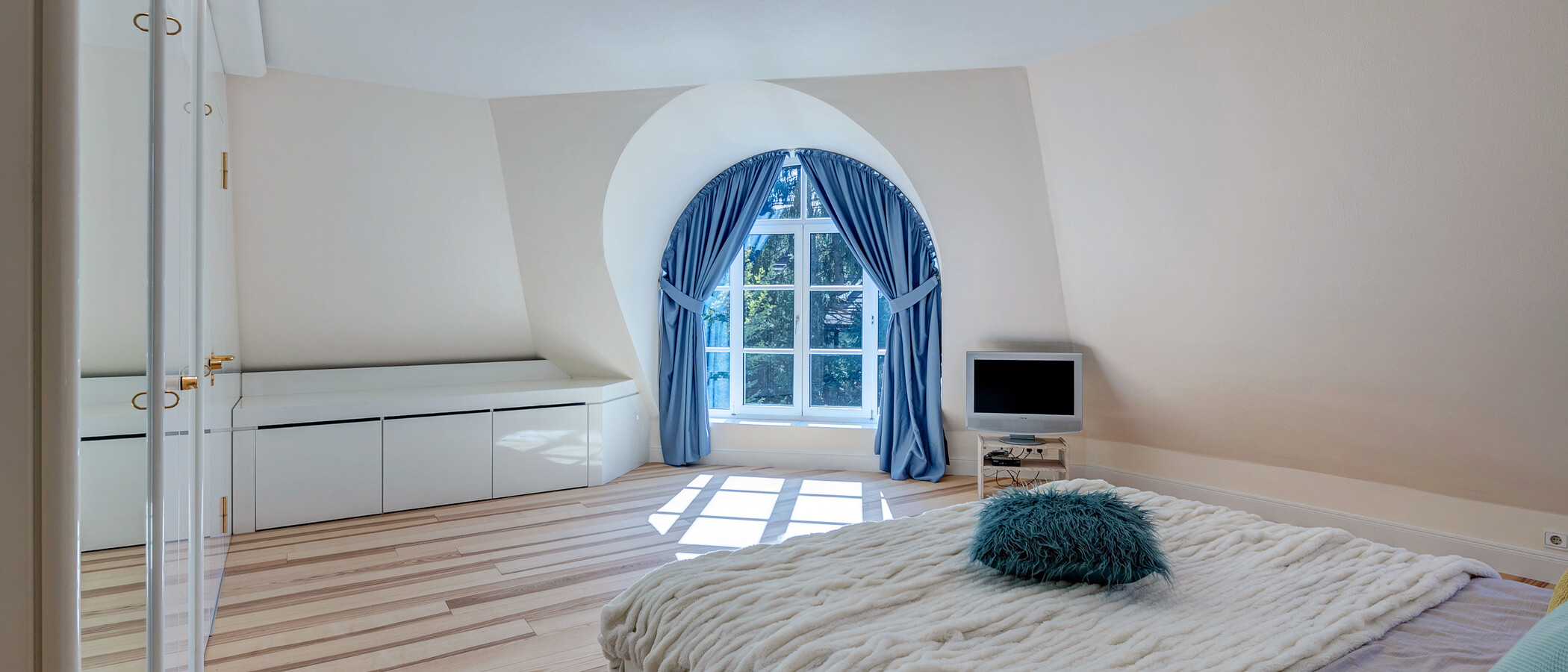 ático con terraza München Menterschwaige 01 dormitorio 11267