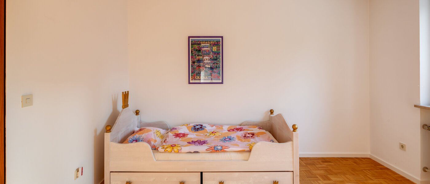 chalet adosado en esquina München Obersendling 01 cuarto infantil 12456