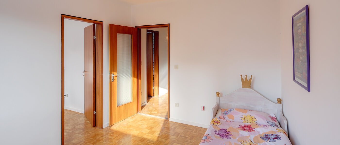 chalet adosado en esquina München Obersendling 03 cuarto infantil 12456