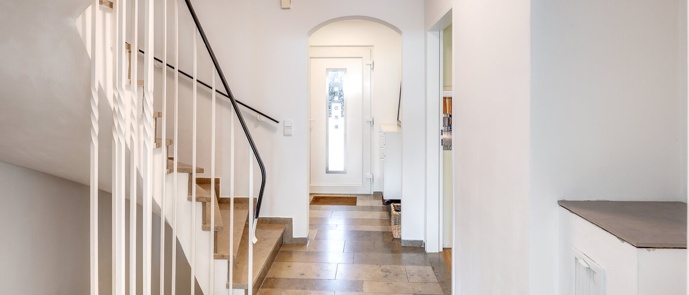 chalet adosado en esquina Eichenau 01 pasillo 13696