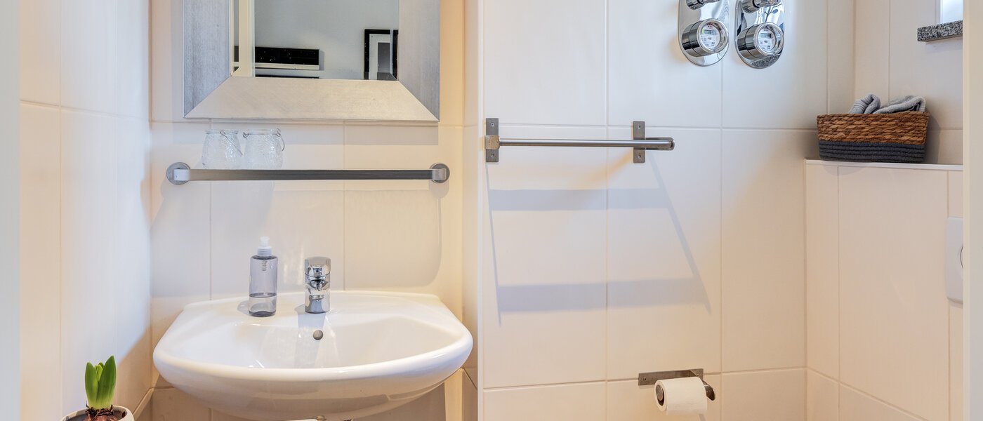 chalet adosado en esquina München Untermenzing 01 WC de invitados 14723