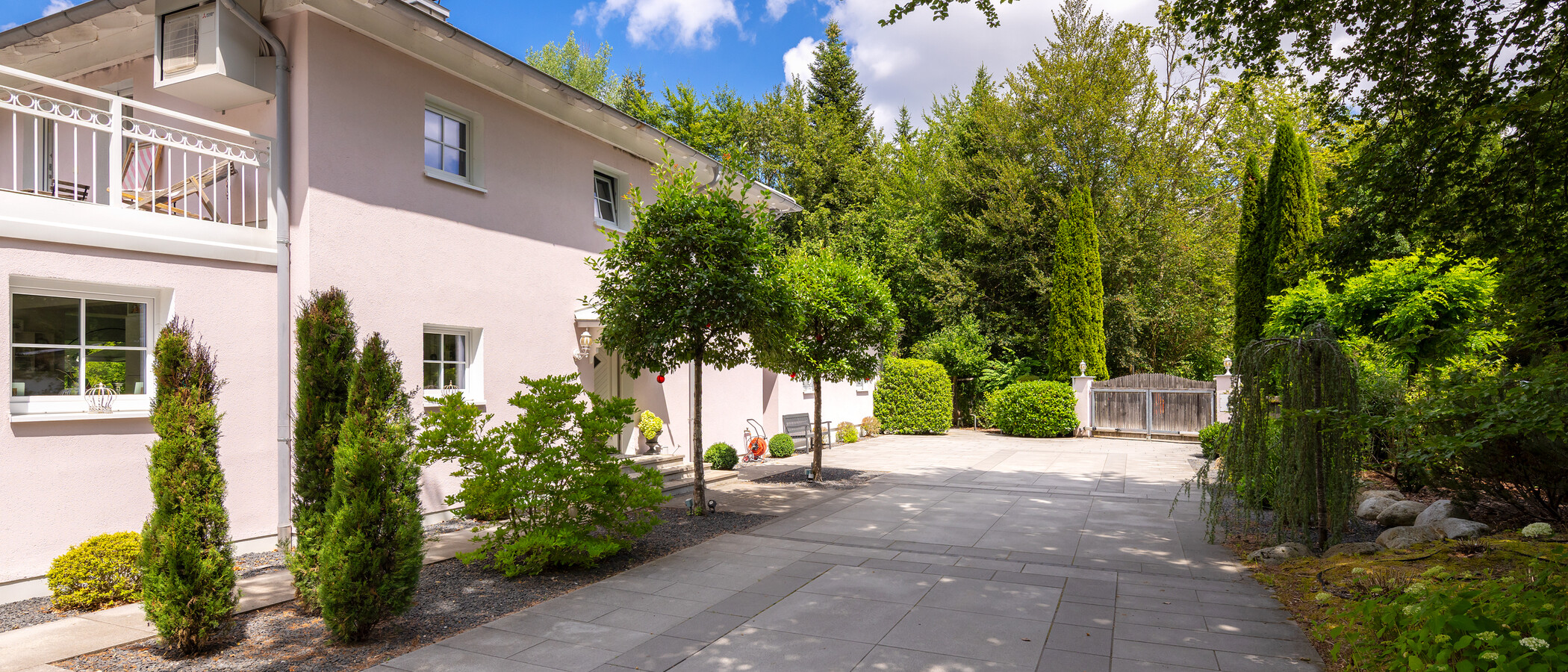 villa Oberhaching 01 Entrada al patio 14925