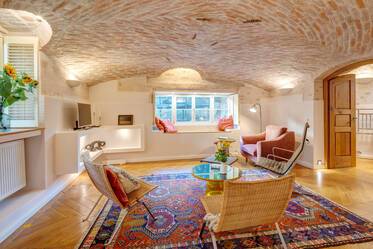 Exclusivo apartamento subterráneo con techos abovedados.