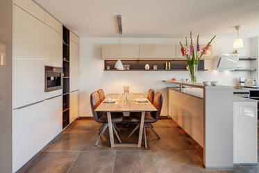 Elegante apartamento de 3 habitaciones con mobiliario listo para entrar a vivir.