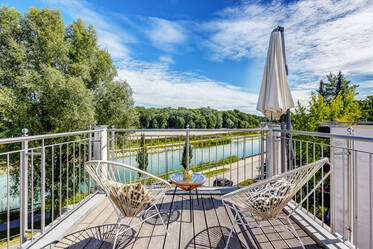 Ático con terraza envolvente y vistas al río