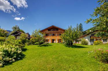 Soleado apartamento de 4 habitaciones con vistas a la montaña