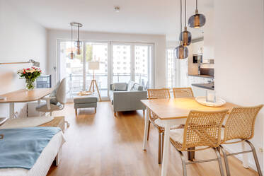 En alquiler: apartamento moderno y tranquilo con balcón grande
