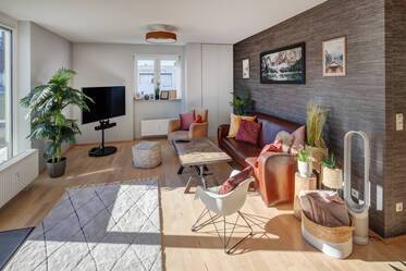 Se alquila generoso ático de 3 dormitorios