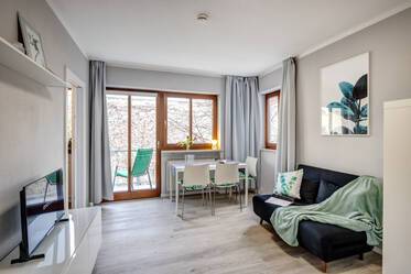 Se alquila: Apartamento recién reformado con balcón