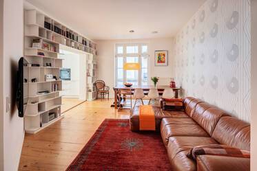 Ambiente histórico con balcón en el edificio trasero