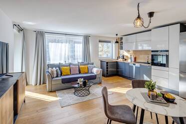 Apartamento luminoso y amueblado de forma moderna con balcón.