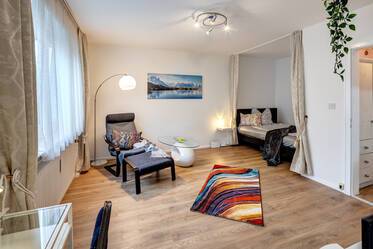 Acogedor apartamento: baño moderno y muebles nuevos