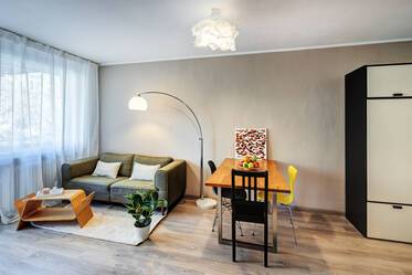 Rotkreuzplatz: colorido apartamento con balcón
