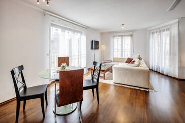 Luminoso apartamento de 1 habitación con balcón y lavadora.