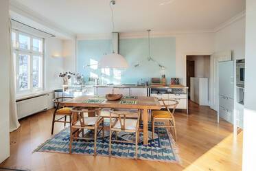 Apartamento de época con salón y comedor diáfanos.