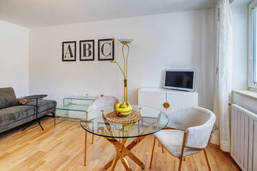 Schöne möblierte  Wohnung in guter Wohnlage, mit Parkettboden + WLAN