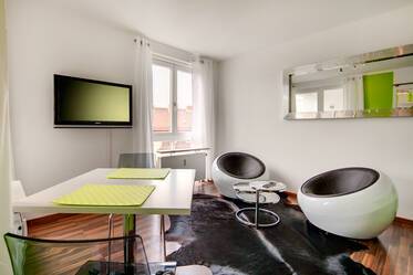 Moderno y luminoso, cerca de la línea U3 del metro.