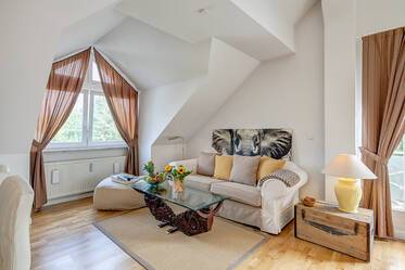 Ático-estudio con dormitorio separado y terraza, en Múnich, cerca del bosque en Waldtrudering
