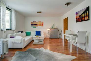 Práctico estudio, amueblado, con bañera, balcón al patio en Múnich Freimann
