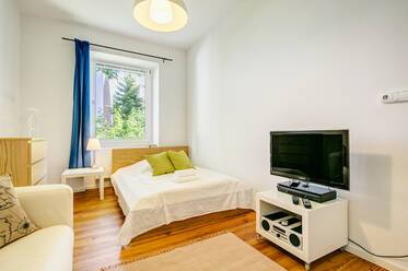 Precioso estudio en tonos claros, vista al jardín, amueblado, en Múnich Laim