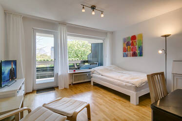 Nähe Münchner Freiheit: großer Balkon und Internet