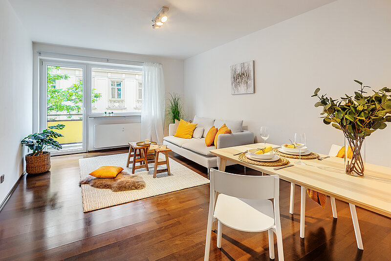 Wohn-Ess-Zimmer nachher Der Raum wurde mit einer gemütlichen Couch und einem Esstisch ausgestattet.