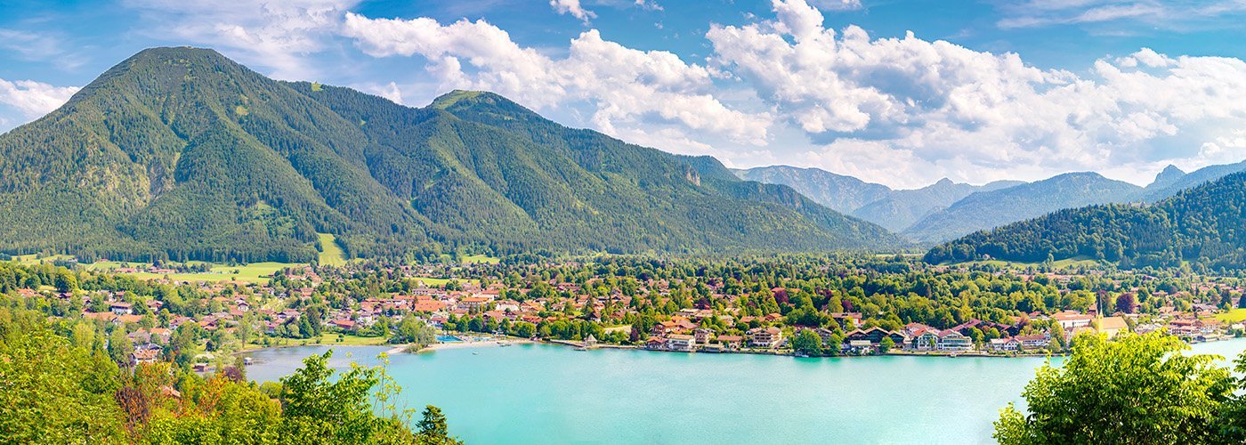 Das Bild zeigt den Blick auf den Tegernsee mit dem Wallberg im Hintergrund